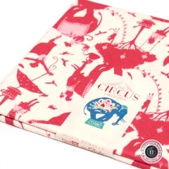 Detailansicht des Kollektions-Etiketts und der Pflegehinweise am Tilda Fat Quarter Circus Life