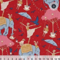 Tilda-Stoff Circus Life in Red mit Zirkusmotiven – Elefanten, Ballerinas und Vögel auf rotem Fond, mit Zentimeter-Maßstab.