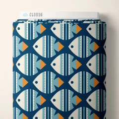 Stoffrolle Cloud 9 Ocean Motion mit großflächigem Fischmuster in Blau, Creme und Orange
