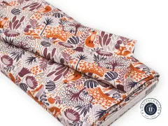 Gefalteter Baumwollstoff mit Fuchs- und Pilzmuster in Orange, Beere und Creme auf Stoffballen