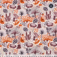 Baumwollstoff Cloud 9 Whimsical Forest Floor Ivory mit orangen Füchsen, Hasen, Pilzen und Blättern, mit Maßband