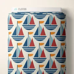 Cloud 9 Stoffrolle mit Segelboot-Design in Blau, Rot und Orange auf cremefarbenem Canvas