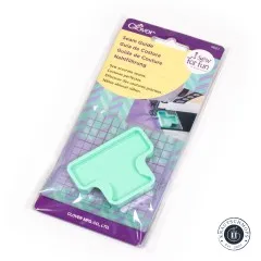 Verpackung der Clover Nahtführung Seam Guide schräg fotografiert, mintgrüne Nähhilfe sichtbar