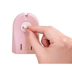 Eine Hand dreht das Klingenrad des Clover „Quick Cut" Fadenschneiders auf eine neue Position.
