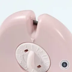 Nahaufnahme des Klingenschlitzes und des 12-Positionen-Drehrads am Clover „Quick Cut" Fadenschneider.