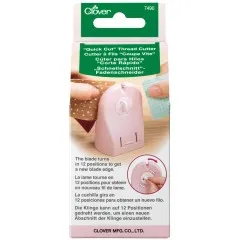 Vorderseite der Verpackung des Clover „Quick Cut" Fadenschneiders in Frontalansicht.