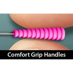 Detailaufnahme des geriffelten pinkfarbenen Comfort-Grip-Griffs zwischen zwei Fingern.