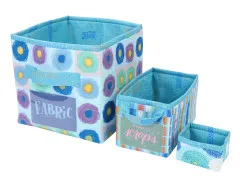 Drei blaue Stoffkörbe, beschriftet mit "Fabric" und "Fabric Scraps", in abgestuften Größen.