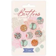 Nahaufnahme der sieben Knopfmuster der Cotton-Beach-Serie von Tilda, freigestellt ohne Verpackung