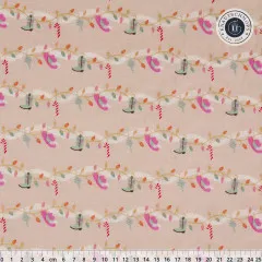 Baumwollstoff Giddy-Up Garland in Rosa mit Lichterketten, Cowboystiefeln, Hüten und Zuckerstangen, Gold-Metallic