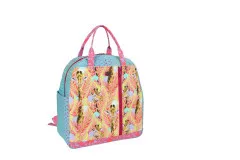 Courtside-Rucksack in gelb-türkisem Giraffen-Print, schräge Frontalansicht.