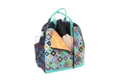 Courtside-Rucksack in buntem Rautenmuster mit geöffnetem Seitenfach und Pickleball-Schläger.