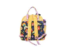 Rückansicht des Courtside-Rucksacks in Blumen-Print mit Trinkflasche im Seitennetz.