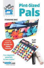 Schnittmuster-Cover „Pint-Sized Pals" mit Foto der Standing Bag in Blumendruck und der Flat Bag im Karo-Muster