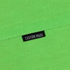 Eingenähtes 'Custom Made'-Label an grünem Stoff