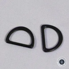Zwei ByAnnie's D-Ringe flach in Schwarz auf grauem Stoffuntergrund