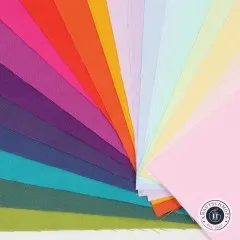 Detailaufnahme der aufgefächerten Unistoffe mit sichtbarer Webstruktur in der Mythical-Farbpalette.