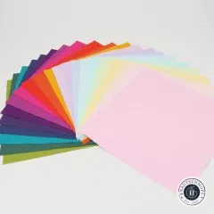 Nahaufnahme des Farbfächers von Dunkelblau über Pink bis Pastell in der Mythical-Palette.