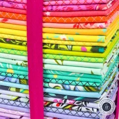 Nahaufnahme des Stapels im Übergang von Pink über Orange zu Gelb.