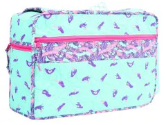 Nahaufnahme der mintfarbenen Hülle mit Handzeichen-Motiv und barock verziertem Zierband im Maßband-Look.