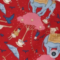 Detailansicht von Circus Life in Red: Elefant mit goldener Decke und rosa Blütenbaum in Nahaufnahme.