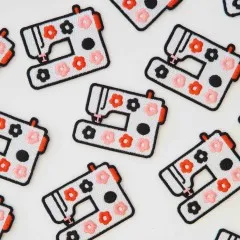 Weitere Nahaufnahme der Nähmaschinen-Patches aus anderem Blickwinkel.