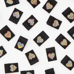 Weitere Detailaufnahme der Metallic-Herz-Etiketten aus verändertem Blickwinkel.