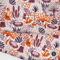 Nahaufnahme des Waldmusters mit Fuchs, Hase, Eichel und Fliegenpilz in Orange und Beere