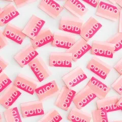 Dicht gestreute rosa Sarah-Hearts-Weblabels „OOTD" mit pinkfarbenem Verlauf in wechselnden Ausrichtungen.