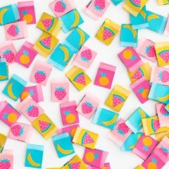 Dicht gestreute Sarah-Hearts-Weblabels „Summer Fruits" mit Orange-, Erdbeer-, Wassermelonen- und Bananen-Motiv in Rosa, Gelb und Türkis.