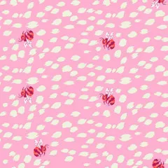 Tula Pink Do Re Bee Afterglow: rot-pinke Bienen mit weißen Flügeln auf rosa Baumwollstoff mit cremefarbenen Blütenblättern