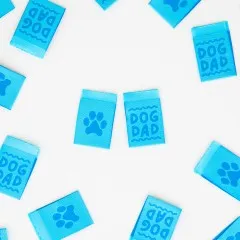 Sarah Hearts Weblabels „Dog Dad" mit Schriftzug und Pfotenabdruck dicht gestreut in Nahaufnahme