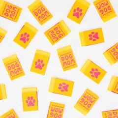 Sarah Hearts Weblabels „Dog Mom" mit Schriftzug und Pfotenabdruck reihenweise auf weißem Untergrund