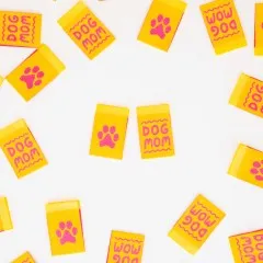 Sarah Hearts Weblabels „Dog Mom" mit Schriftzug und Pfotenabdruck dicht gestreut in Nahaufnahme