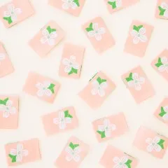 Weitere Nahaufnahme der Blüten-Weblabels mit zartem Hartriegel-Blütendesign.