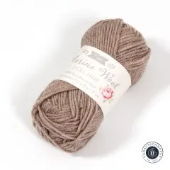 Detailansicht des Tilda-Puppenhaar-Wollknäuels in Ash Blonde aus anderem Blickwinkel