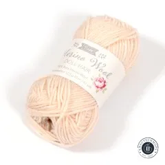 Detailansicht des Tilda-Puppenhaar-Wollknäuels in Blonde aus anderem Blickwinkel