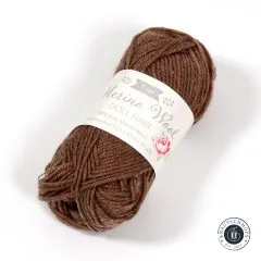 Detailansicht des Tilda-Puppenhaar-Wollknäuels in Braun aus anderem Blickwinkel
