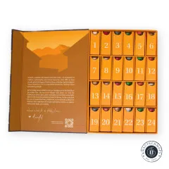 Draufsicht auf den geöffneten Aurifil Adventskalender mit allen 24 Fächern und farbigen Garnspulen von oben fotografiert.