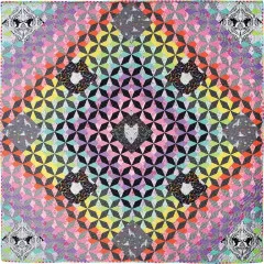 Galaxy-Variante des Dream Star Quilts als Wandbehang im Wohnzimmer, davor Sessel mit Cosmos-Decke