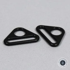 Zwei ByAnnie's Dreiecksringe (Triangle Rings) in Schwarz auf grauem Stoffuntergrund