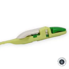 Nahaufnahme des grünen Klemm-Mechanismus mit Fädeldraht der Easy Clip-Durchziehnadel