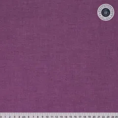 Tilda Chambray Basics in Eggplant: Nahaufnahme des changierenden Chambray-Gewebes mit Zentimeter-Maßstab (25cm)