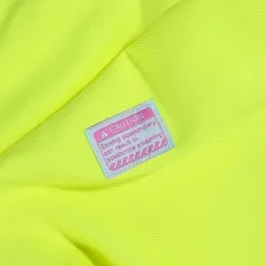 Label „Caution – Sewing passionately can result in passionate swearing" eingenäht in neongelben Stoff.