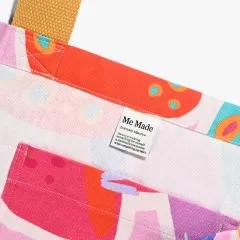 'Me Made'-Label eingenäht in die Ecke einer bunten Stofftasche