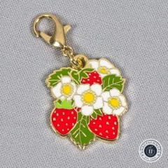Nahaufnahme des Anhängers in Form von Erdbeeren mit weißen Blüten.
