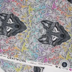 Nahaufnahme des Stoffetiketts „Graywork by Tula Pink – PWTP256 Wolf of Pink Street“ mit Pfotenabdruck-Stempel.