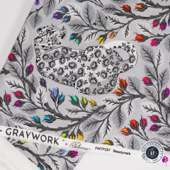 Nahaufnahme des Stoffetiketts „Graywork by Tula Pink – PWTP257 Beautymark“ mit Pfotenabdruck-Stempel.