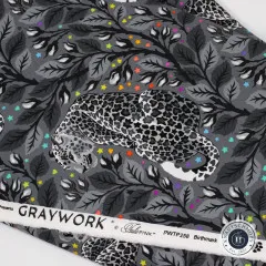 Nahaufnahme des Stoffetiketts „Graywork by Tula Pink – PWTP258 Birthmark“ mit Pfotenabdruck-Stempel.