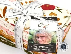 Nahaufnahme des Etiketts Evermore mit Designerfoto und Maßband auf cremefarbenem Blütenstoff